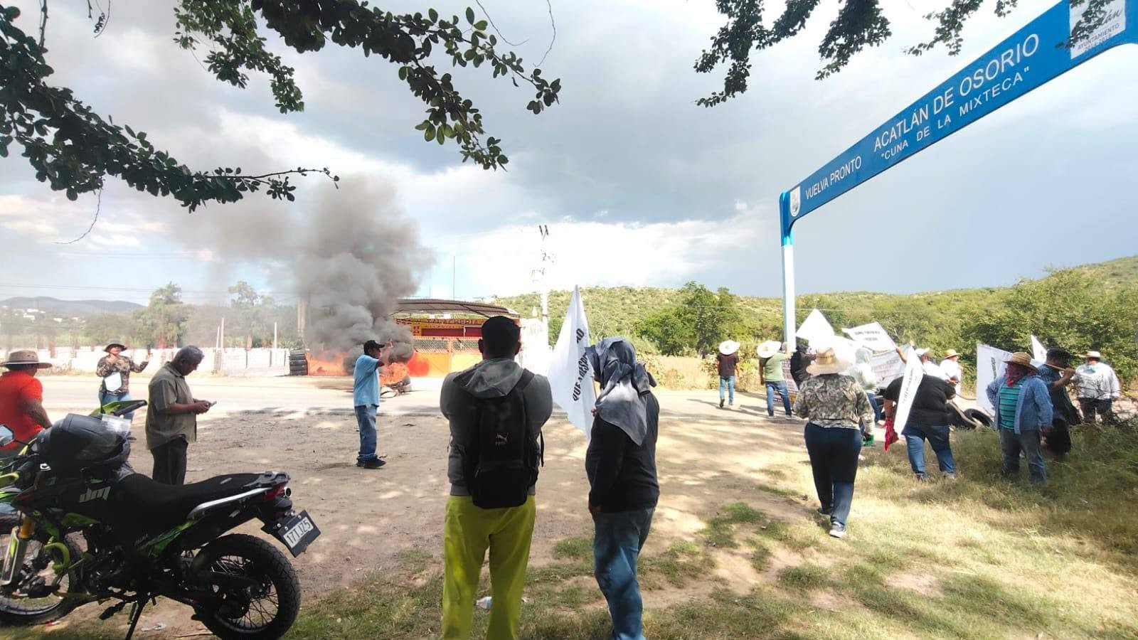 Bloqueo en Acatlán escala; Segob llama al diálogo