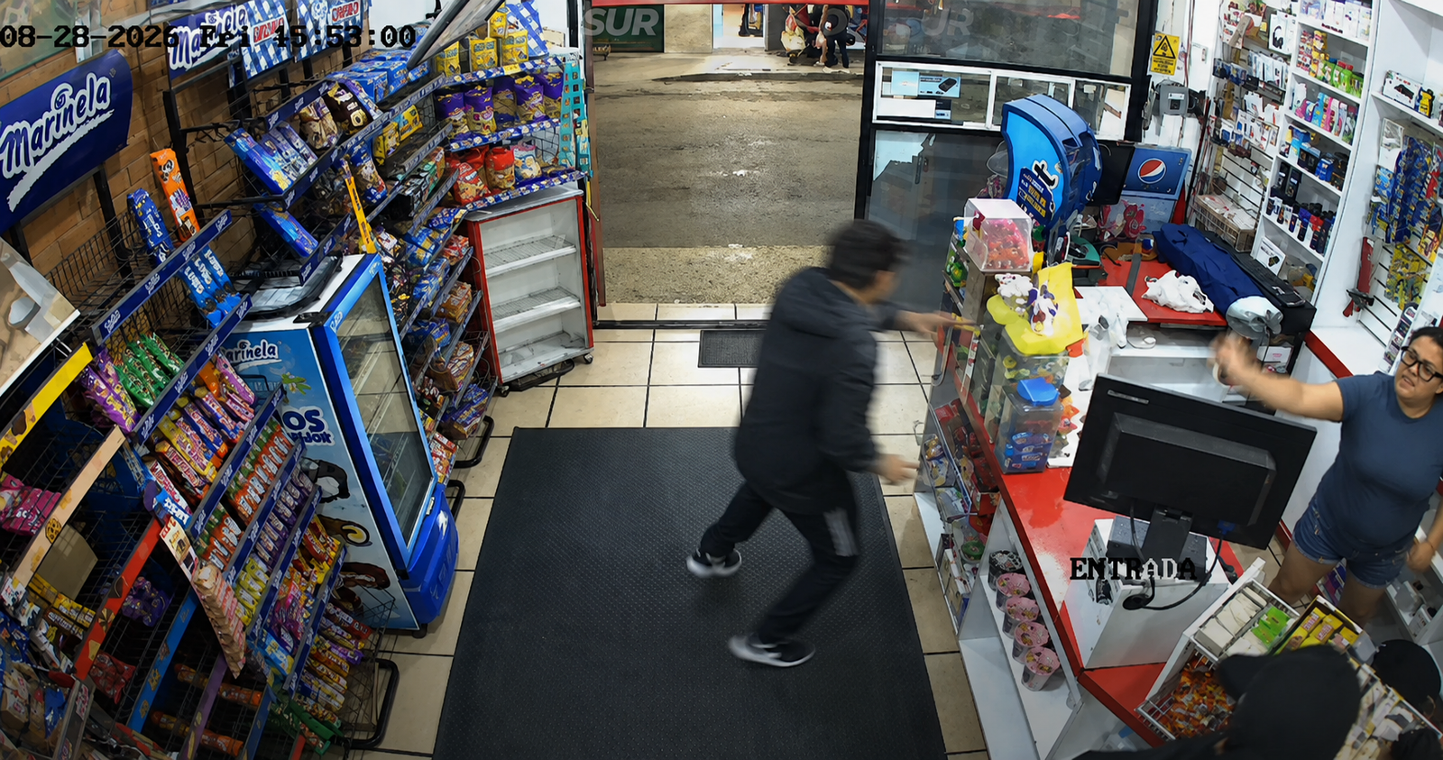 Cajera evita asalto con gas pimienta