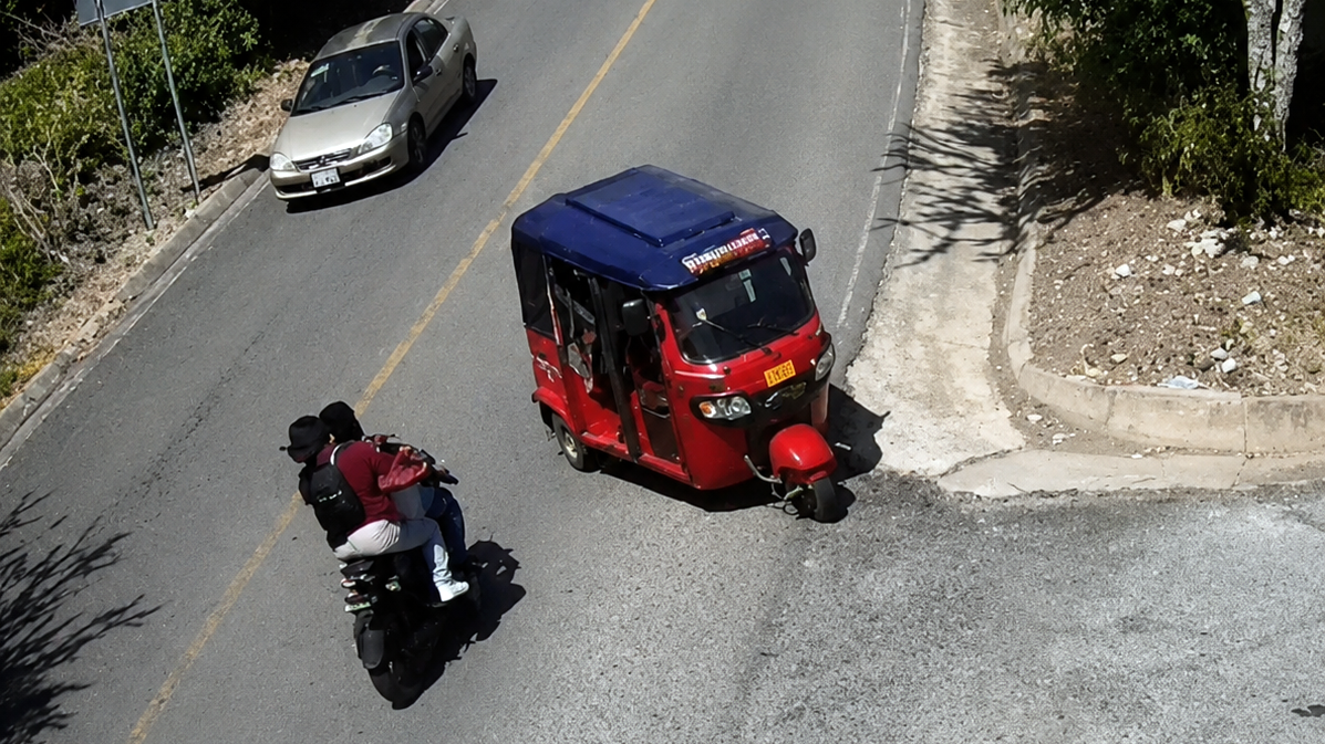 Choque entre moto y mototaxi deja lesionados