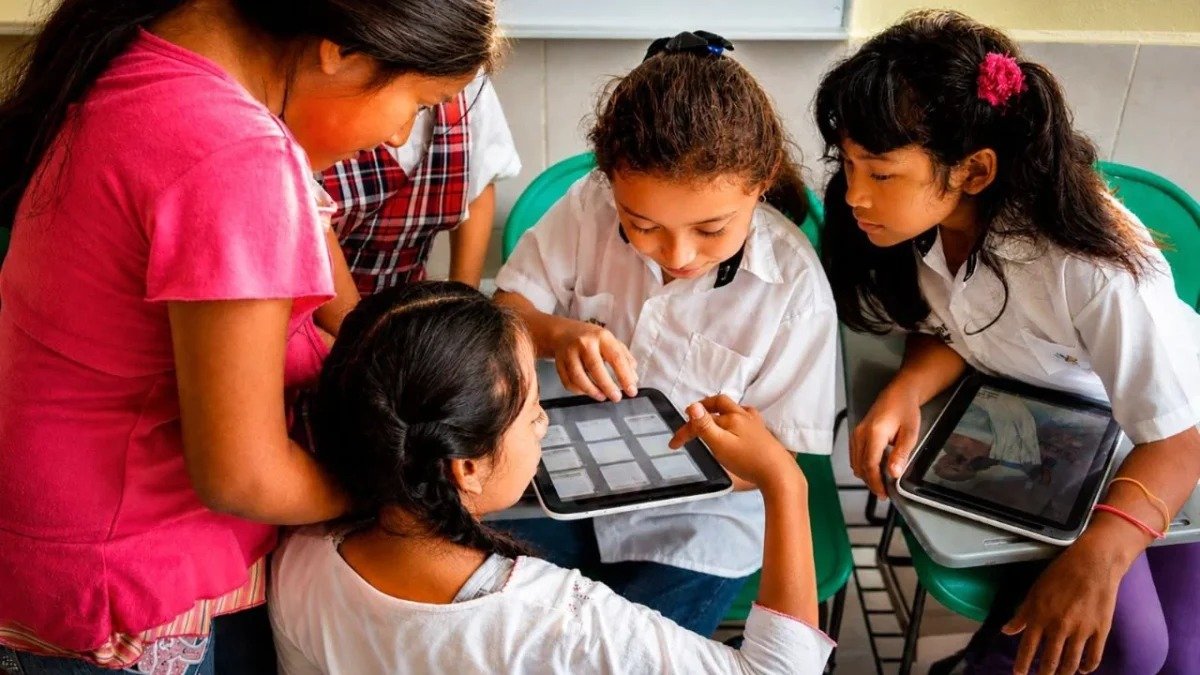 Sheinbaum plantea regular celulares en escuelas