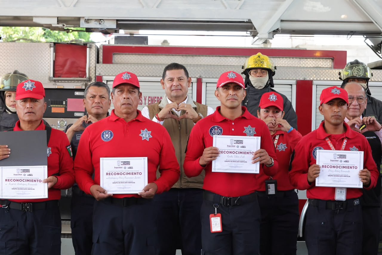 CON VIVIENDA Y EQUIPAMIENTO, GOBIERNO ESTATAL RECONOCE ENTREGA HEROICA DE BOMBEROS