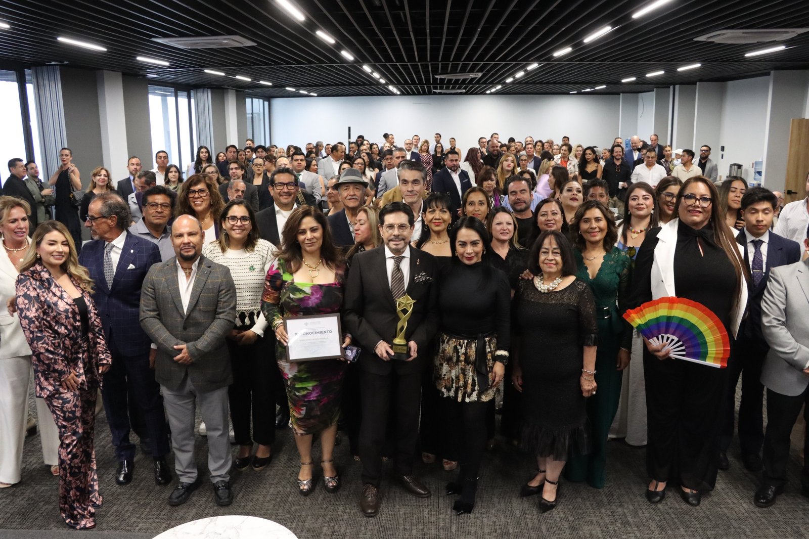 Reconocen en el Congreso del Estado trayectoria de Juan José Origel e inauguran su exposición de arte