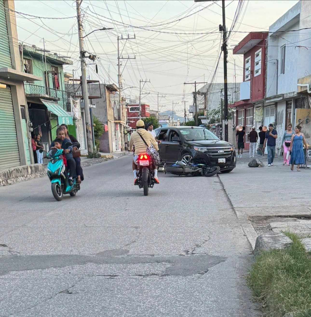 Motocicleta terminó debajo de una camioneta tras accidente en San Juan Piaxtla