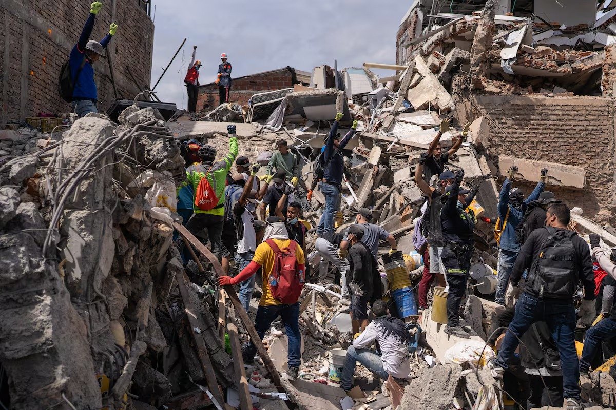 Colombia eleva a 294 la cifra de mv3rt0s por terremoto