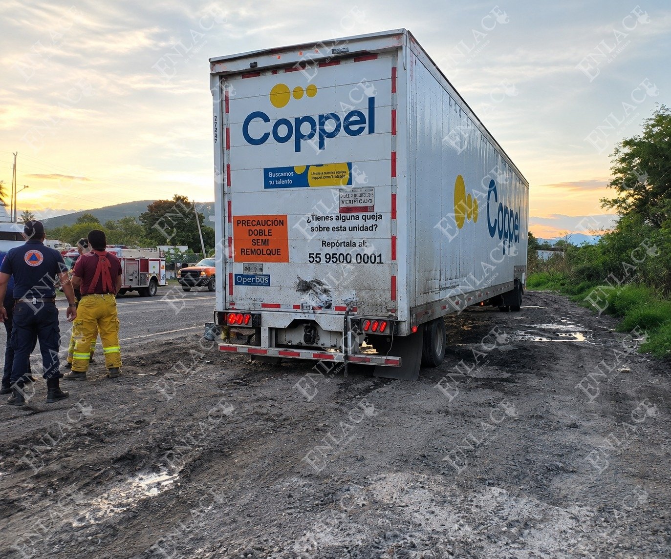 Tráiler de Coppel se incendia en Agua Dulce