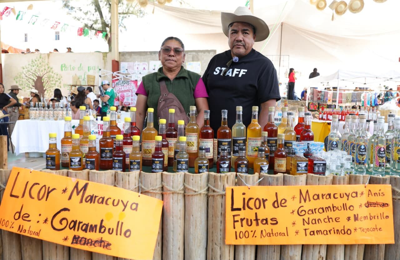 Gobierno estatal impulsa mezcal, artesanías y riqueza comunitaria en Caltepec