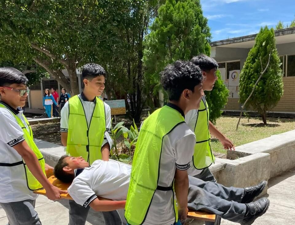 Estudiantes de la Secundaria Fray Bartolomé de las Casas encabezan simulacro sísmico en Acatlán de Osorio