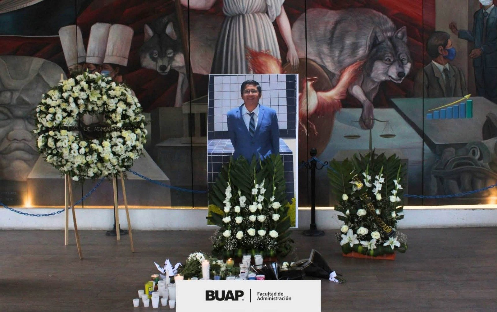 Compañeros de clase y universitarios despidieron a Hugo Alejandro en la Facultad de Administración de la BUAP