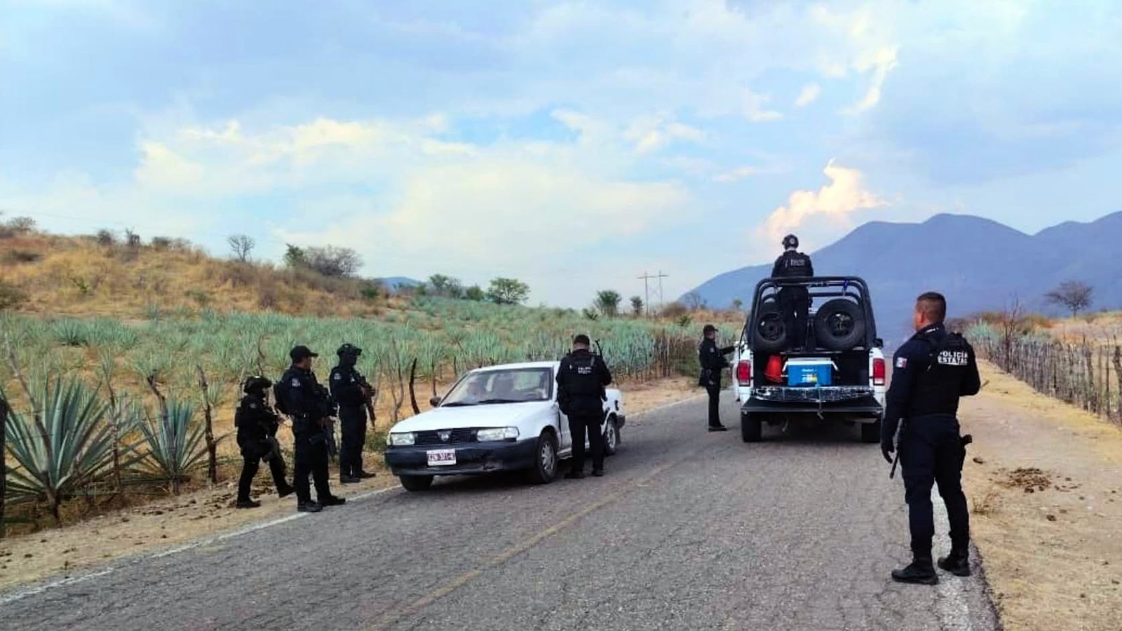 Atacan con explosivos dos tiendas en Chiautla; despliegan operativo