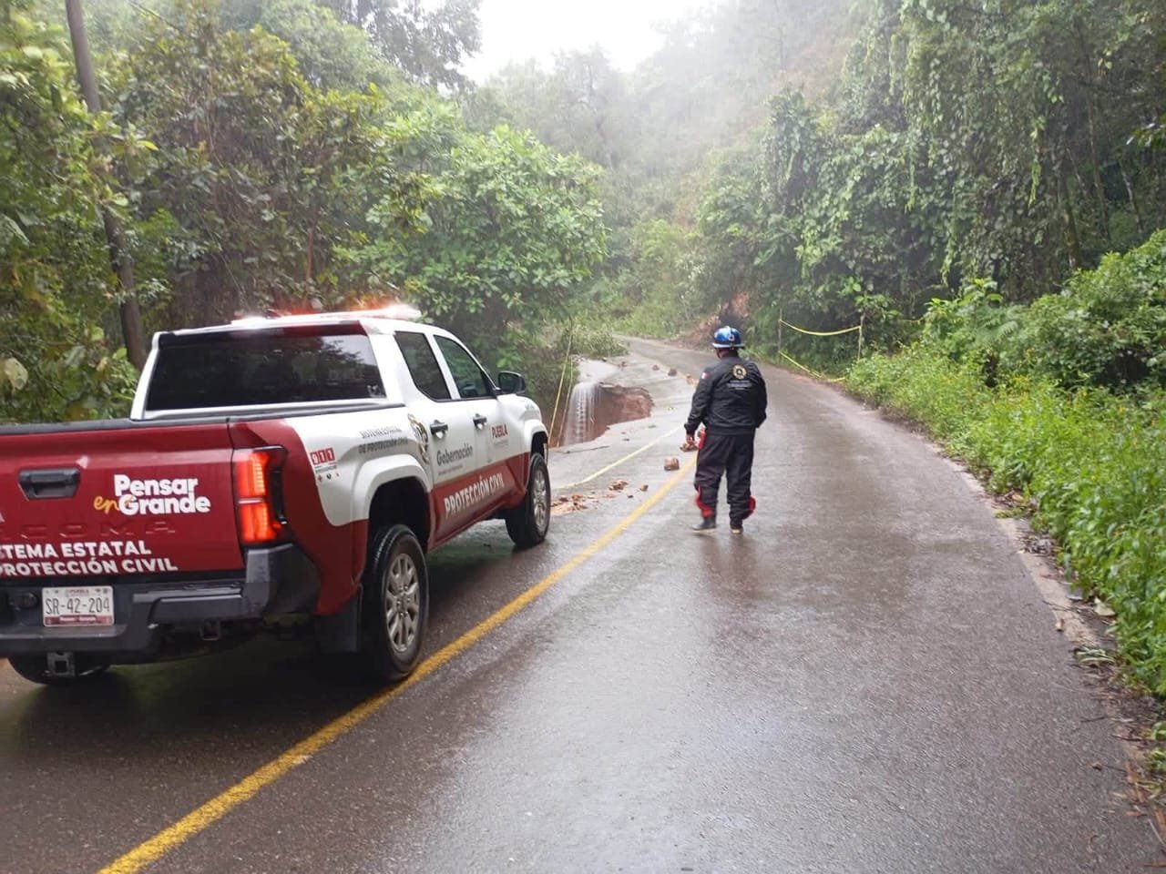 Lluvias dejan derrumbes y daños carreteros en Puebla