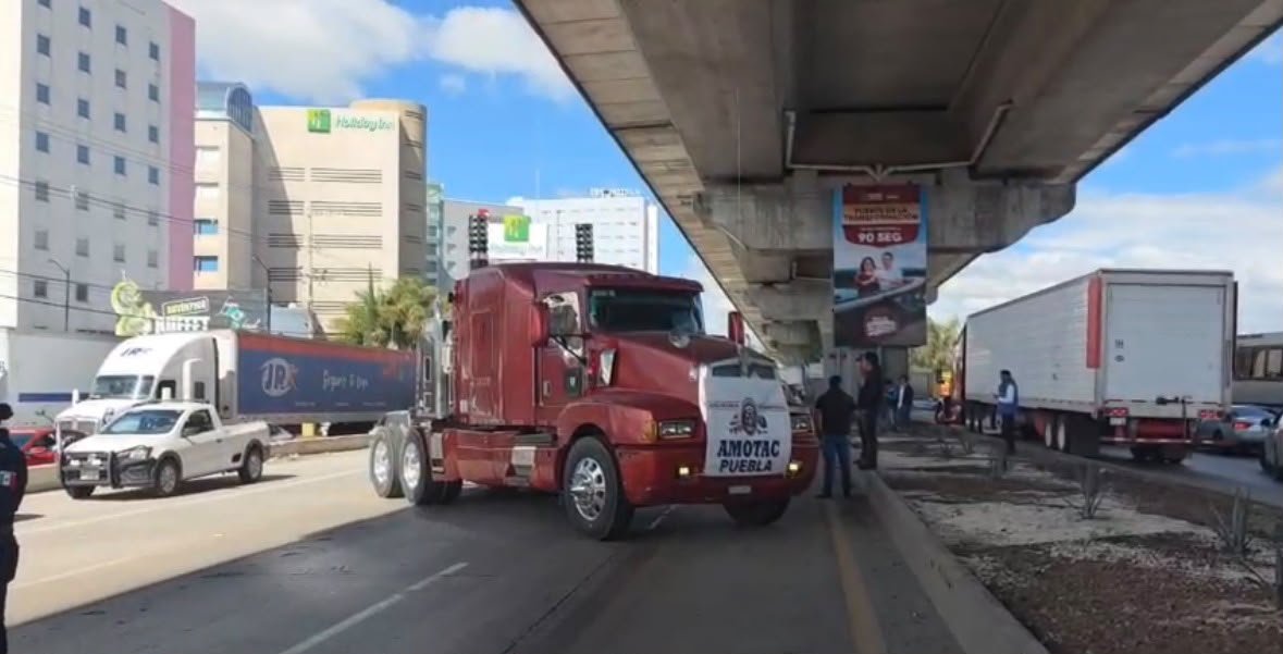 AMOTAC bloquea carreteras y accesos a Puebla por asesinato de su delegado