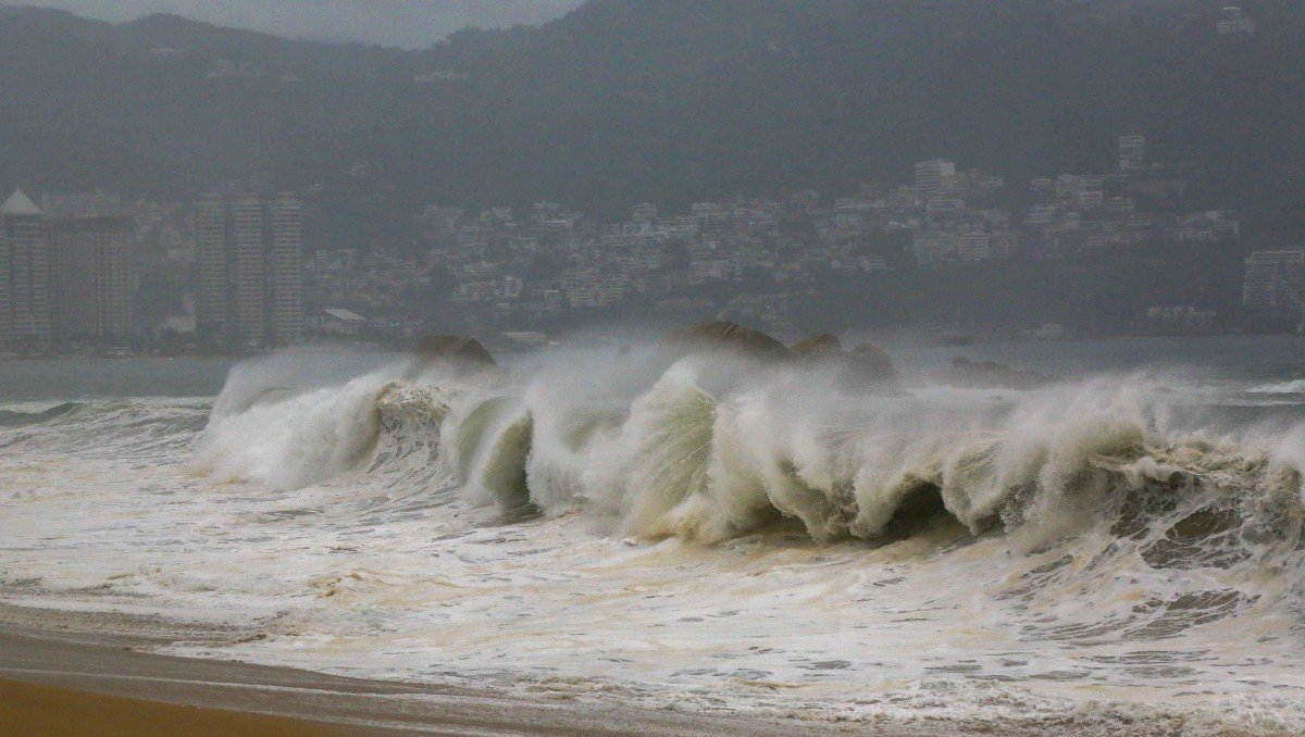Se espera otro huracán en México; Simón sigue activo