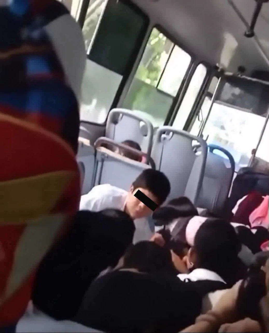 Atacan a balazos autobús con estudiantes en Sinaloa; conductor resulta herido