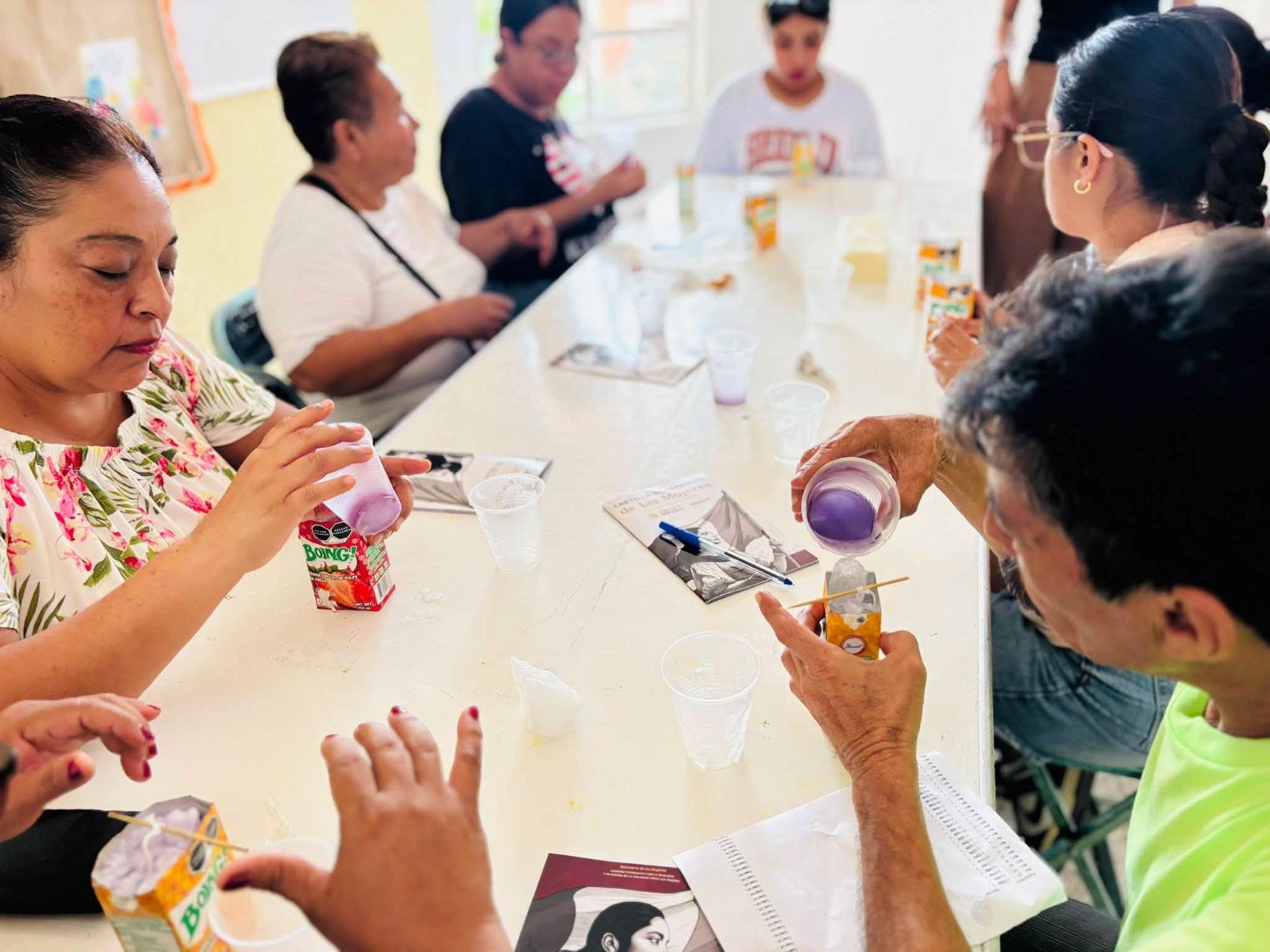 Chietla impulsa la creatividad con taller de velas artesanales